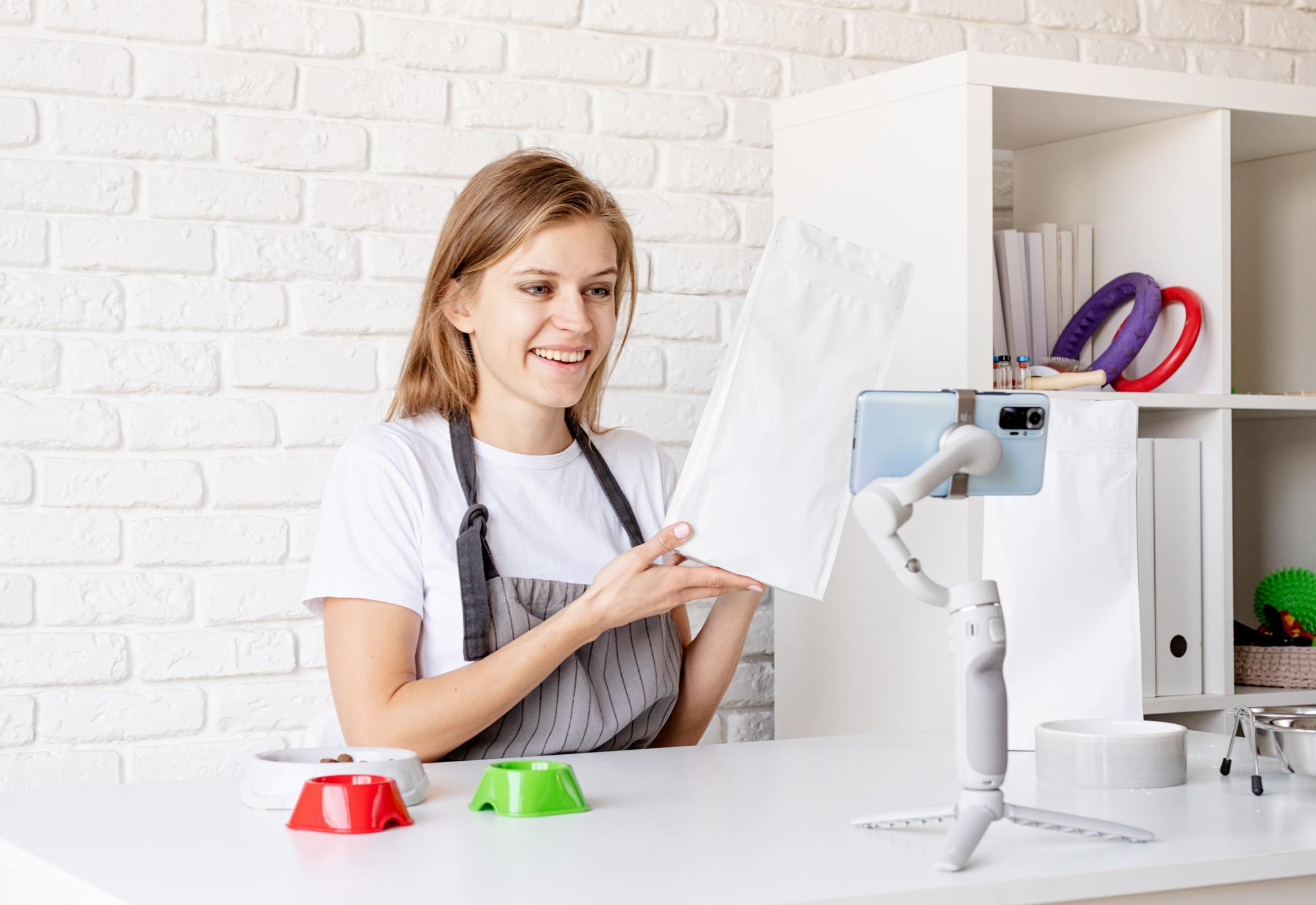Studentessa che lavora al ricamo